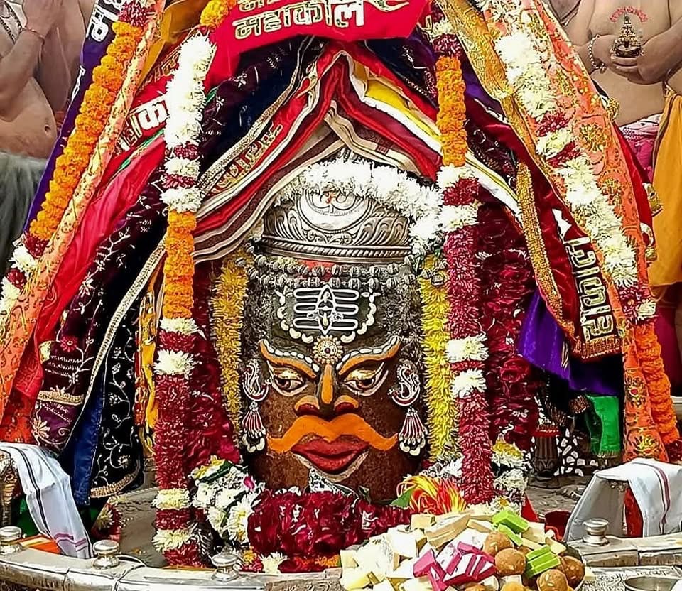 जयश्रीमहाकाल* *आज के महाकाल भस्मारती शृंगार दर्शन #live की हार्दिक शुभकामनाएं*            *20-12-2024* *शुक्रवार*                 *कण-कण में महादेव                #हरहरमहादेव #भोलेदानी*  #*देह शिवा वर मोहि इहै शुभ करमन ते कबहूं न टरौं न डरौं*